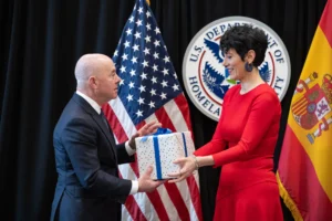 WASHINGTON (24 de enero de 2024) El Secretario de Seguridad Nacional, Alejandro Mayorkas, se reúne con la Ministra española de Inclusión, Seguridad Social y Migraciones, Elma Saiz, en la sede del DHS en Washington, DC. (Foto del DHS de Sydney Phoenix)