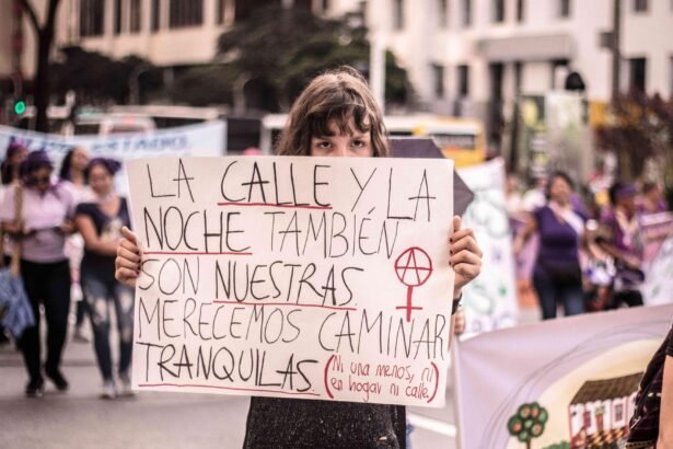 Una persona sosteniendo un cartel en una manifestación feminista que dice lo siguiente: La calle y la noche también son nuestras, merecemos caminar tranquilas.