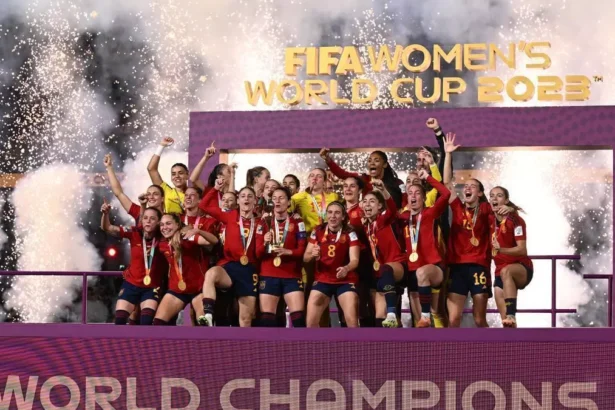 Fotografía de la proclamación de la Selección Española de Fútbol femenino como campeona del mundo en 2023.