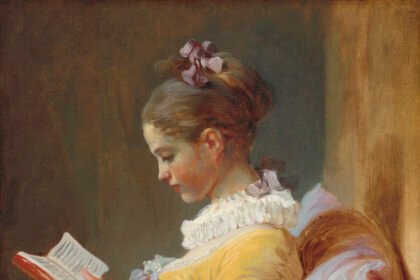 Cuadro en el que se ve a una niña con un vestido amarillo y blanco sentada de perfil, leyendo un libro que sujeta con una sola mano.